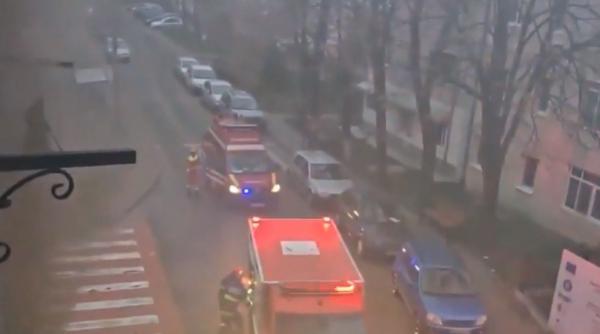 Explozie puternică, urmată de un incendiu, într-un bloc din Focşani: Mai multe victime au fost duse la spital