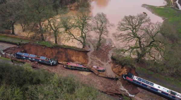 Incident major în Marea Britanie. O dolină a apărut într-un canal și toată apa s-a revărsat. Imagini incredibile surprinse din dronă