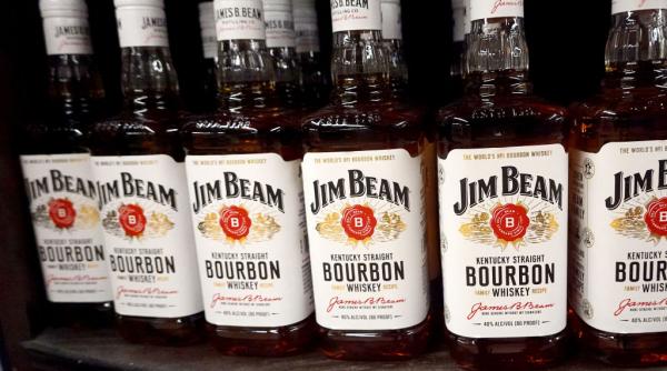 Jim Beam oprește producţia de whiskey din fabrica principală pe tot parcursul anului 2026, din cauza politicilor comerciale ale SUA
