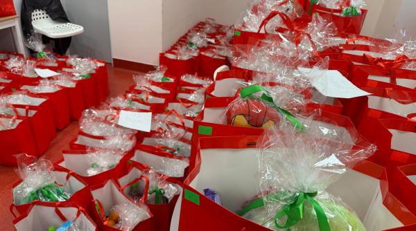 jucarii si bunatati pentru 300 de copii internati la spitalele grigore alexandrescu si dr victor gomoiu din partea lui mos craciun