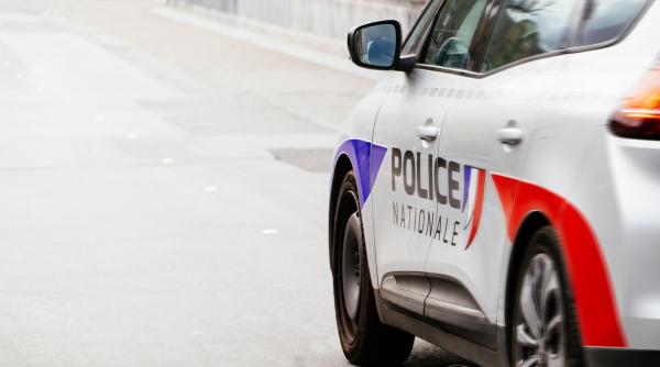 politistii au deschis focul asupra unui barbat inarmat cu un cutit intr un oras din franta este al doilea incident in trei zile