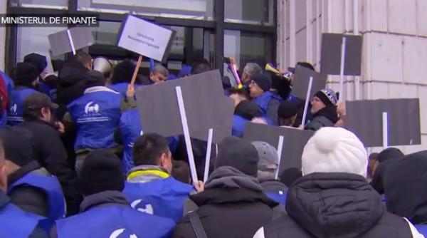 Protestatarii încearcă să forțeze intrarea în Ministerul Finanțelor. Ei amenință că lasă Bucureștiul fără încălzire