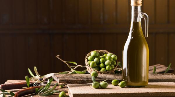 secretul longevitatii mediteraneene de ce sa consumi o lingura de ulei crud in fiecare dimineata