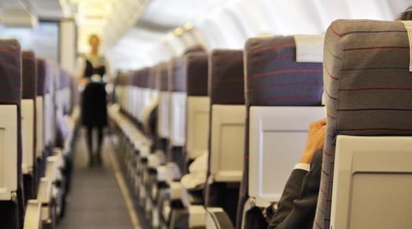 Șoc la bordul unui avion care zbura spre Anglia: O pasageră a fost găsită moartă. Familia a spus că e doar obosită
