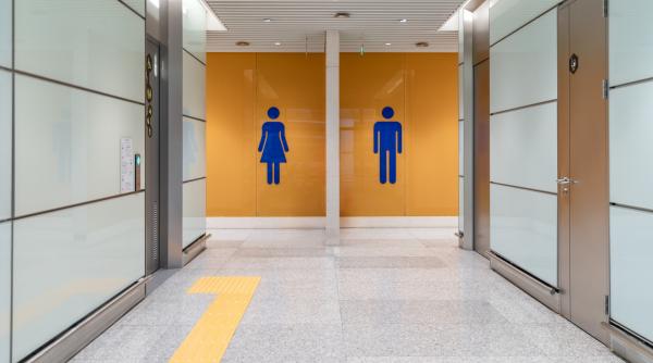 Un inginer a fost concediat pentru că mergea prea des la toaletă. Șefii l-au verificat pe camerele de supraveghere