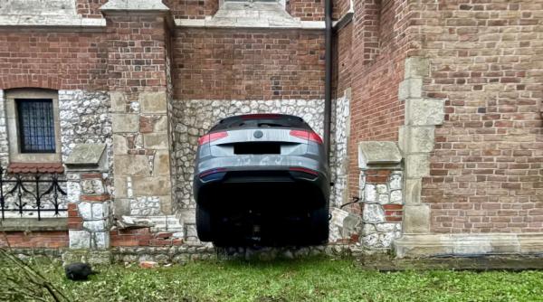 un sofer beat a intrat cu masina intr o biserica veche de 700 de ani politia a asteptat sa se trezeasca ca sa afle ce s a intamplat