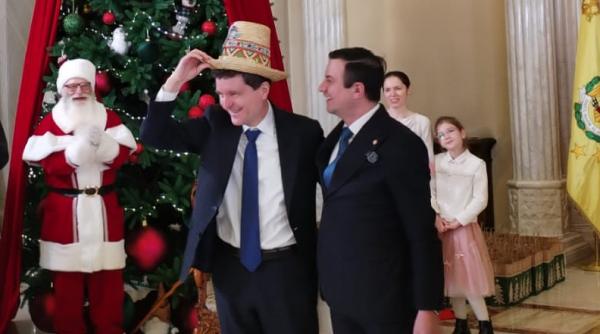 cozonaci si colinde la cotroceni imagini amuzante cu nicusor dan si grupurile de colindatori