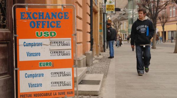 Leul s-a depreciat, marţi, în raport cu euro, dar a crescut faţă de dolarul american. Cât de mult s-a scumpit gramul de aur  