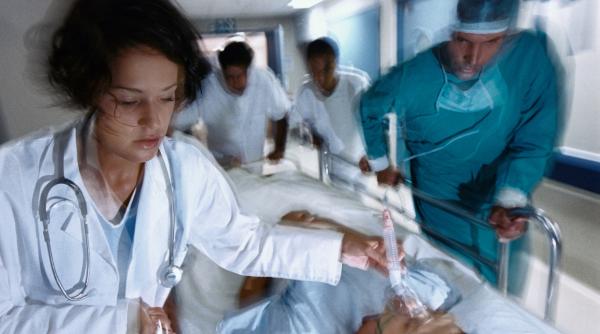 O tânără a fost salvată după mai bine de o oră și jumătate de resuscitare. Aceasta a intrat în comă după o febră aparent banală