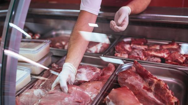 Prețuri crescute artificial la carnea de porc, femieri revoltați. Barbu: „Vine din Spania și pleacă de la abator carne românească”