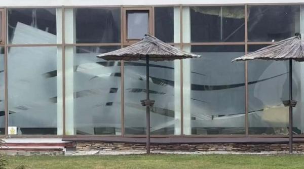 tavanul de la hotelul hilton din sibiu a cazut peste piscina interioara posibil oameni prinsi sub daramaturi planul rosu activat