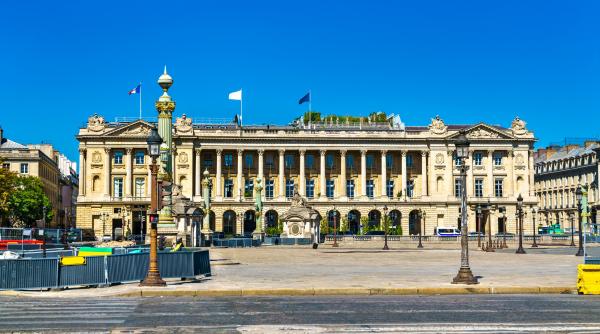 Un bărbat a furat tacâmuri de argint în valoare de 40.000 de euro de la Palatul Elysée, apoi a încercat să le vândă pe internet