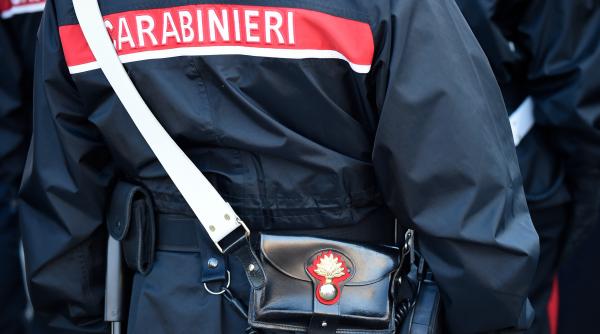 În Italia, doi polițiști au simulat o percheziție și au furat de la niște români bunuri și bani în valoare totală de 30.000 de euro