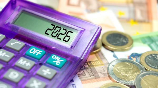 Vești proaste pentru români: În 2026, inflația rămâne sus iar euro va trece de 5,2 lei. La ce să ne așteptăm