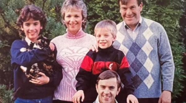 Gestul de Crăciun care a schimbat o viață: un om al străzii, primit în casă și rămas 45 de ani în familie