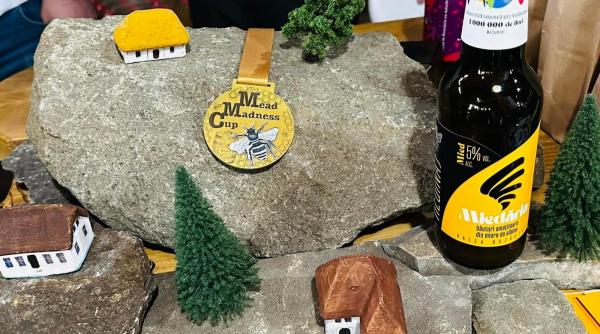 au lasat bucurestiul pentru valea buzaului unde fac bautura zeilor totul a inceput cu un dar de nunta ti am lasat si eu cinci stupi