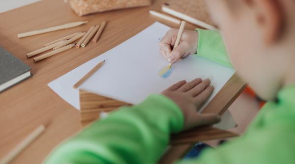 poveste emotionanta in italia un baiat de 11 ani a vandut carti ca sa i poata cumpara cadou de craciun surorii sale mama lor a murit