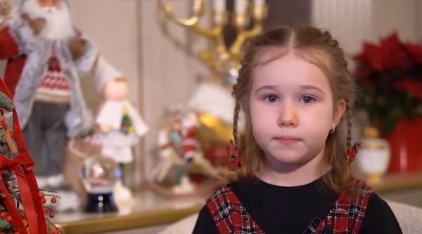 Povestea impresionantă a Clarei: La doar 5 ani, uimeşte cu memoria sa şi a spus legenda Naşterii Domnului în limba engleză
