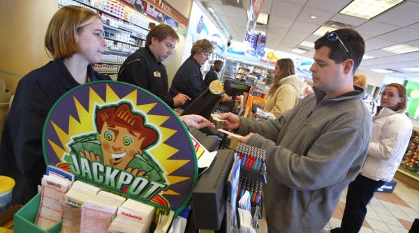 un barbat a castigat un jackpot de 1 8 miliarde de dolari in ajun de craciun premiul e al doilea in topul celor mai mari din istorie