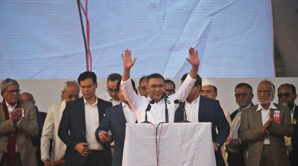 un lider politic s a intors dupa 17 ani de exil si vrea sa conduca tara in care ultimul premier a fost condamnat la moarte