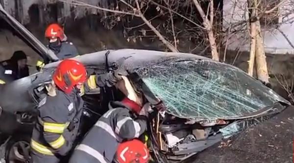 Accident grav în a doua zi de Crăciun, pe un drum din Bistriţa-Năsăud: Doi oameni au murit, iar al treilea este în stare critică