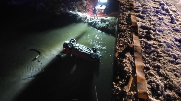 Accident grav în Vâlcea. Un șofer care circula cu viteză excesivă a lovit parapetul și a ajuns cu mașina într-un râu