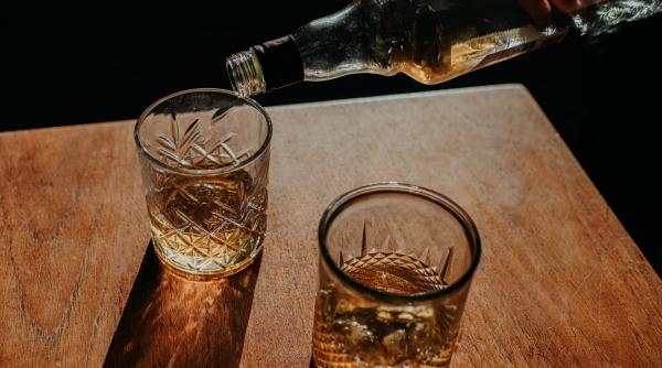 Aproape 40% dintre copiii românilor beau alcool în exces. "Mi-era frică să mai las vreo sticlă de alcool prin casă, bea tot ce prindea"