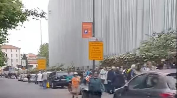 cozile saraciei la milano 5 000 de oameni au asteptat ore in sir de craciun pentru un pachet cu mancare si cadouri pentru copii