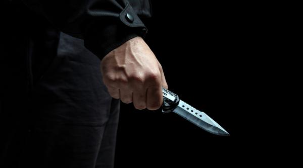 Crimă şocantă în ziua de Crăciun. Un bărbat şi-ar fi înjunghiat bunicul de zeci de ori. Familia avea ordin de protecţie împotriva lui