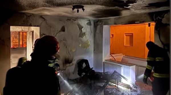 Explozie puternică într-un bloc din Onești, de Crăciun: Doi oameni au fost răniți