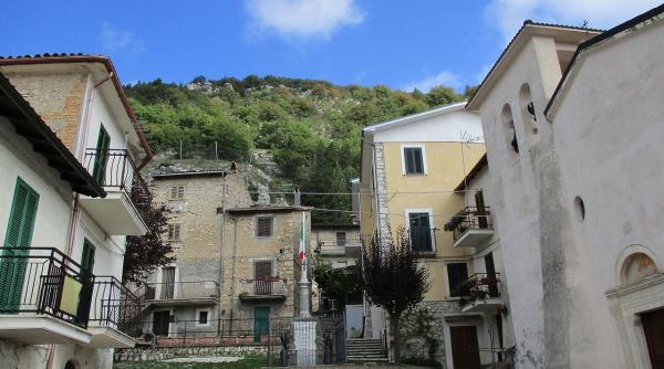 mare sarbatoare intr un sat italian unde s a nascut primul copil dupa 30 de ani lara a devenit instantaneu o vedeta