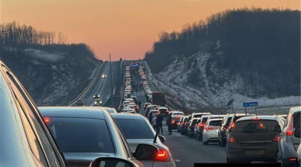 Momentul în care s-a produs carambolul rutier de pe Drumul Expres Craiova-Pitești. 32 de persoane și 11 mașini implicate în accident