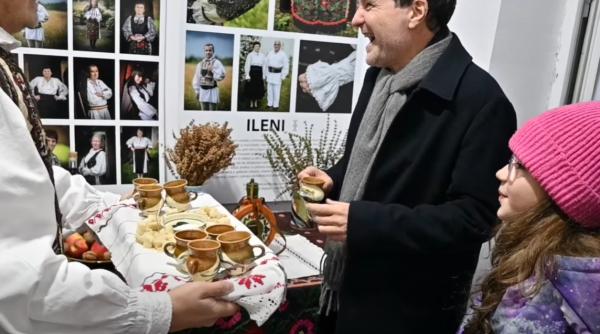 nicusor dan si fiica lui s au dus sa viziteze muzeul din ileni oamenii i au colindat foaie verde de trifoi presedintele i la noi