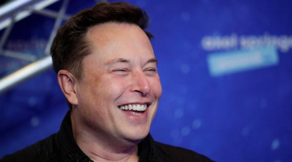 activist britanic vizat de trump de fiecare data cand posteaza pe x politicienii pun un dolar in buzunar lui musk