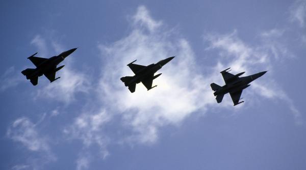 Avioane militare poloneze au fost ridicate în aer după loviturile Rusiei în Ucraina. Două aeroporturi au fost închise