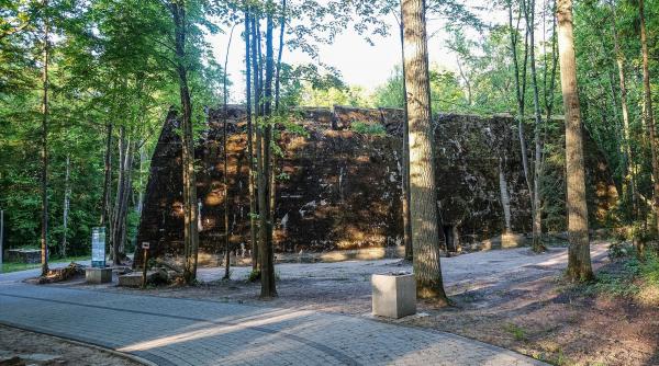 in barlogul lupului locul din care hitler a condus razboiul impotriva rusiei buncarele ascunse in padure inca pot fi vizitate