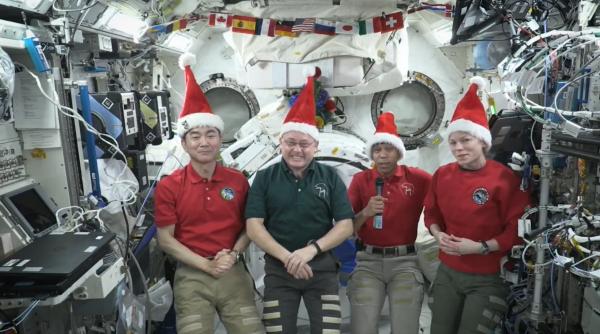 mos craciun a ajuns la bordul statiei spatiale explicatia astronautilor orbitam la o altitudine mai mare decat zboara mosul