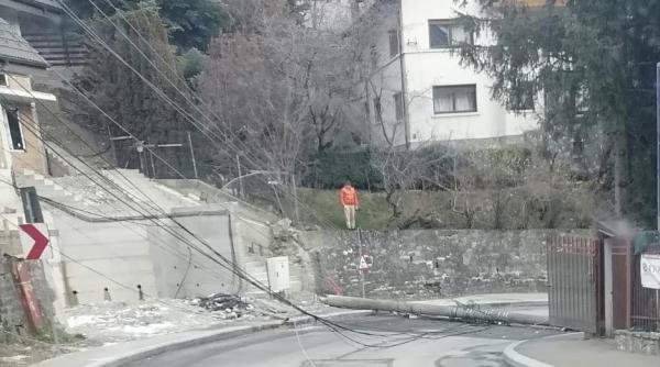 Pericol în Sinaia. Vântul bate cu peste 100 de km/h, cad copaci şi stâlpi. Apel către populație, să stea în case