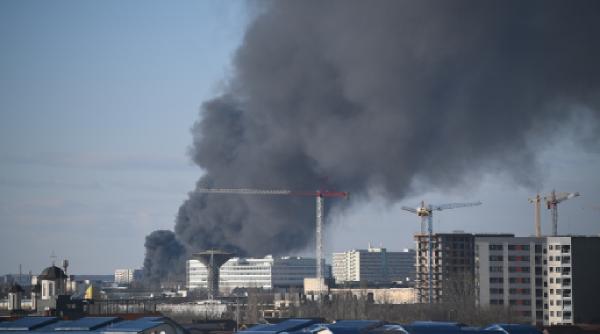 Direcția de Mediu a trimis aparatura de monitorizare la incendiul din Sectorul 6 pentru a măsura nivelul poluării