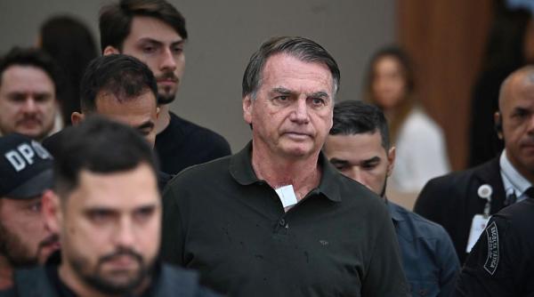 jair bolsonaro a fost scos din nou din inchisoare ca sa fie operat pentru sughit cronic
