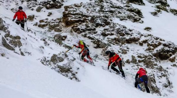 avertisment pentru turistii care merg la munte de revelion pericol pe traseele montane din cauza vantului puternic