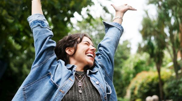 generatia z si milenialii isi cauta refugiu pe insule analogice cum au reinviat discurile de vinil si tricotatul