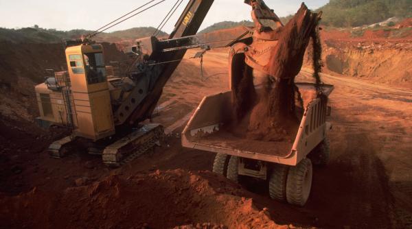 gigantul axis da in judecata guineea pentru bauxita presedintele tarii a revocat toate licentele de exploatare