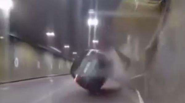 Imagini cu momentul în care o maşină intră în perete şi este la un pas să se răstoarne, în Pasajul Unirii din Bucureşti