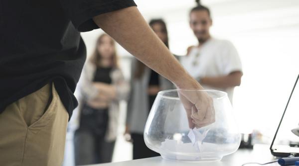 o familie nu a reusit sa si vanda locuinta de 325 000 de lire asa ca a scos o la tombola un bilet costa doar cinci lire