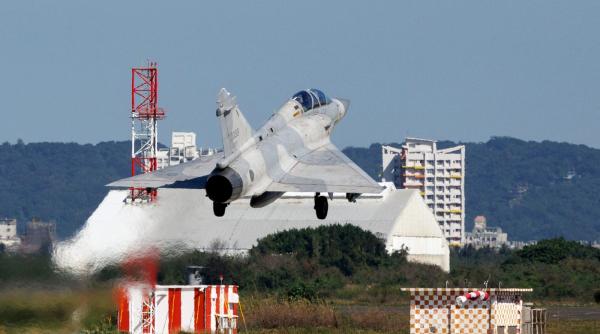 Repetiția Chinei pentru invazia în Taiwan aruncă în haos transporturile aeriene. Peste 100.000 de călători afectați