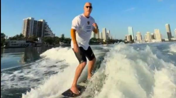 un clip sfidator a fost postat de negociatorul sef al lui putin cu trump kirill dmitriev a aratat cum a facut surf la miami