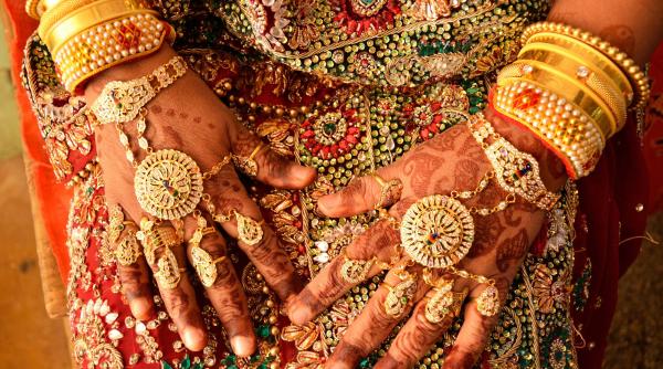 5 trilioane de dolari stralucitoare indienii tin atat de mult aur acasa incat au depasit probabil valoarea intregii economii a tarii