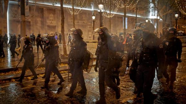 Alertă de Revelion în Franța. Amenințarea teroristă e încă foarte mare. Concertul de pe Champs-Élysées a fost anulat