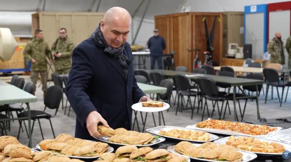 Imagini cu Ilie Bolojan, la popota cu soldații NATO, la baza de la Câmpia Turzii